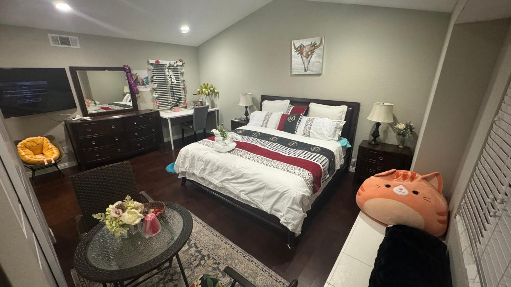 King Bed Big Room Chino Hills Exterior foto
